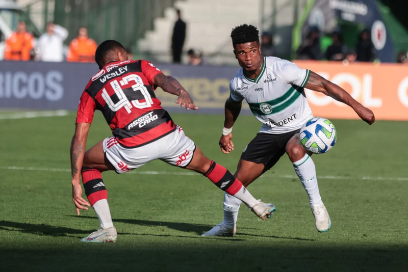Coritiba leva gol aos 48, perde para o Flamengo e chega à quarta derrota seguida. Veja
