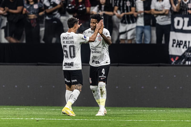 CORINTHIANS BATE O ESTUDIANTES PELO PLACAR MÍNIMO E LARGA COM VANTAGEM NAS QUARTAS DA SUL-AMERICANA. VEJA