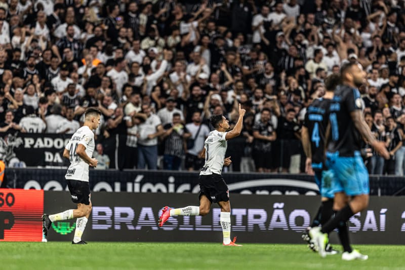 CORINTHIANS FICA NO EMPATE COM O GRÊMIO EM JOGO DE OITO GOLS NO BRASILEIRÃO
