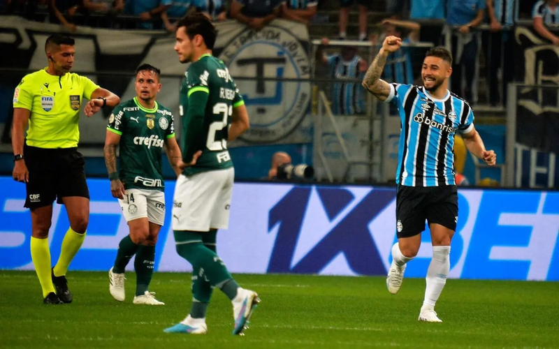 Palmeiras perde do Grêmio e desperdiça chance de diminuir vantagem do líder Botafogo. Veja