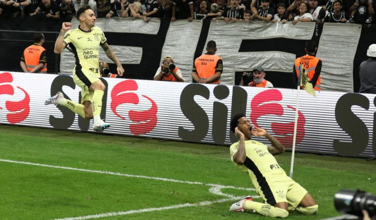 Corinthians vence Botafogo e mantém concorrentes ao título animados. Veja