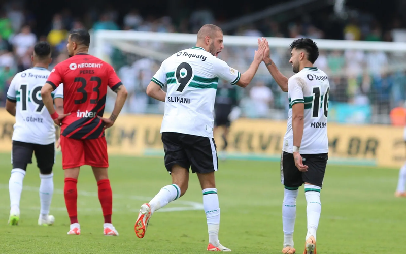 Coritiba vence clássico contra Athletico-PR, mas segue na lanterna do Brasileirão. Veja