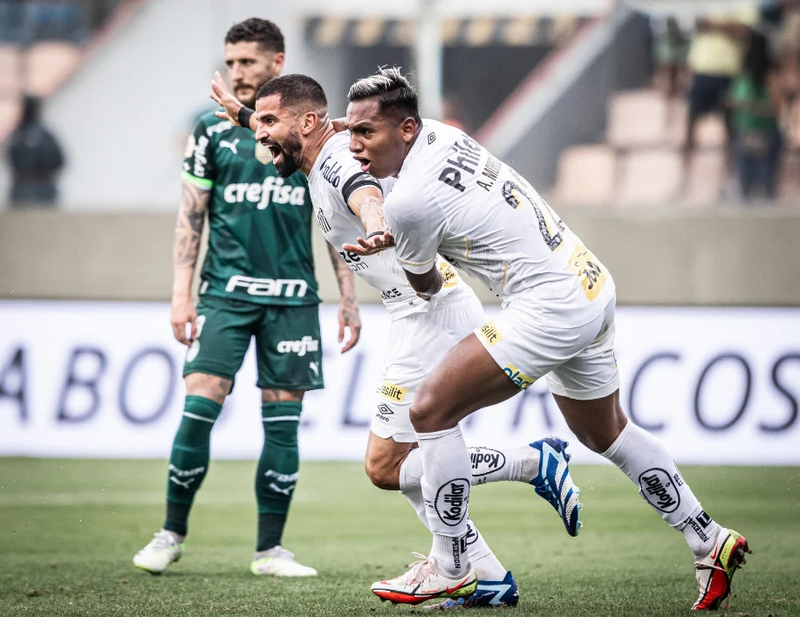 Santos ganha clássico contra o Palmeiras de virada e abre três pontos para o Z4 do Brasileirão. Veja