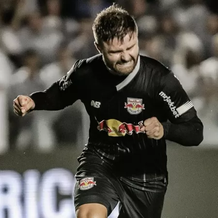 Vice-líder Bragantino passeia na Vila, vence e deixa o Santos no Z4. Veja