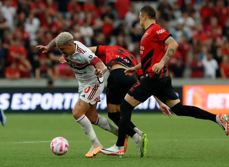São Paulo empata com o Athletico-PR e segue sem vencer fora de casa no Brasileirão. Veja