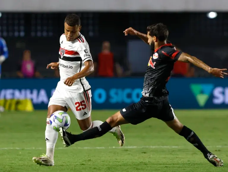 São Paulo vence Bragantino com pênalti no fim e ajuda candidatos ao título. Veja