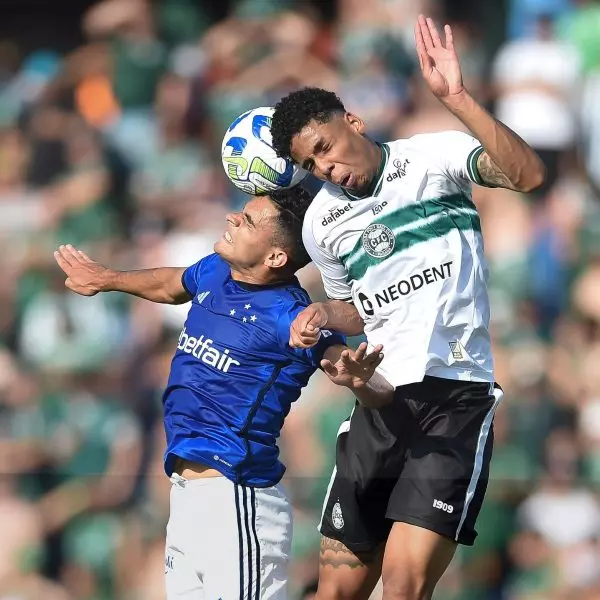 Coritiba vence Cruzeiro em jogo com gol no fim, invasão de campo e briga. Veja