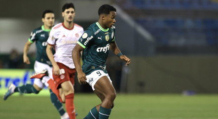 Palmeiras faz 3 a 0 no Internacional e dorme líder do Brasileiro. Veja