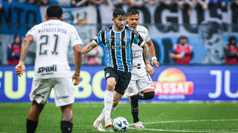 Corinthians vence o Grêmio com jogo de duas expulsões e ajuda o Palmeiras na briga pela taça. Veja