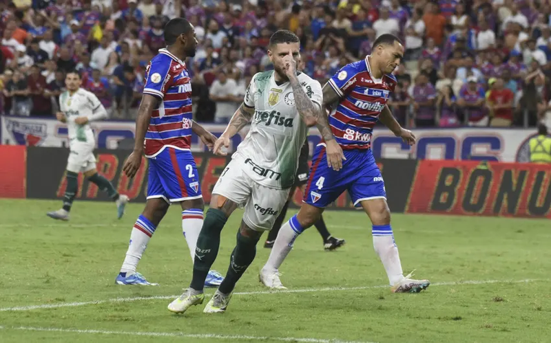 Com um a menos, Palmeiras busca empate com o Fortaleza e se mantém na liderança do Brasileirão. Veja