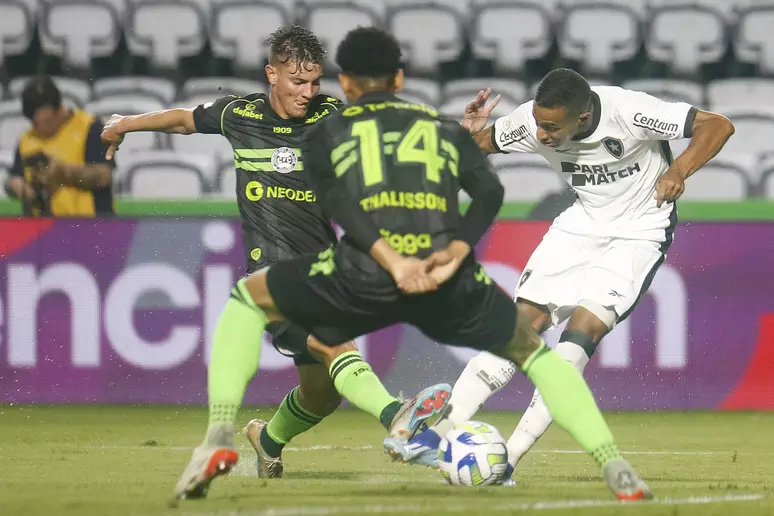 Botafogo fica no empate com o Coritiba graças a gol no último minuto. Veja