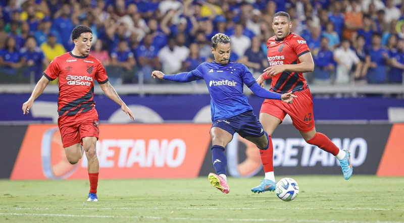 Cruzeiro perde pênalti, mas busca empate contra o Athletico-PR pelo Brasileirão. Veja