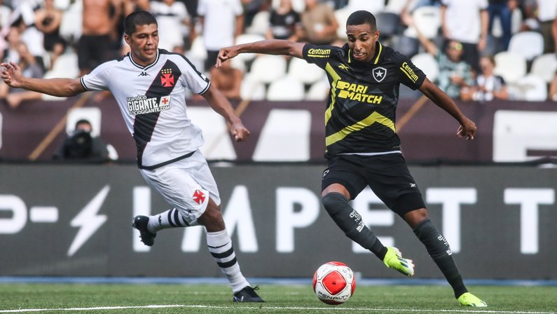 Vasco vira sobre Botafogo, ofusca golaço de bicicleta e volta ao G4. Veja