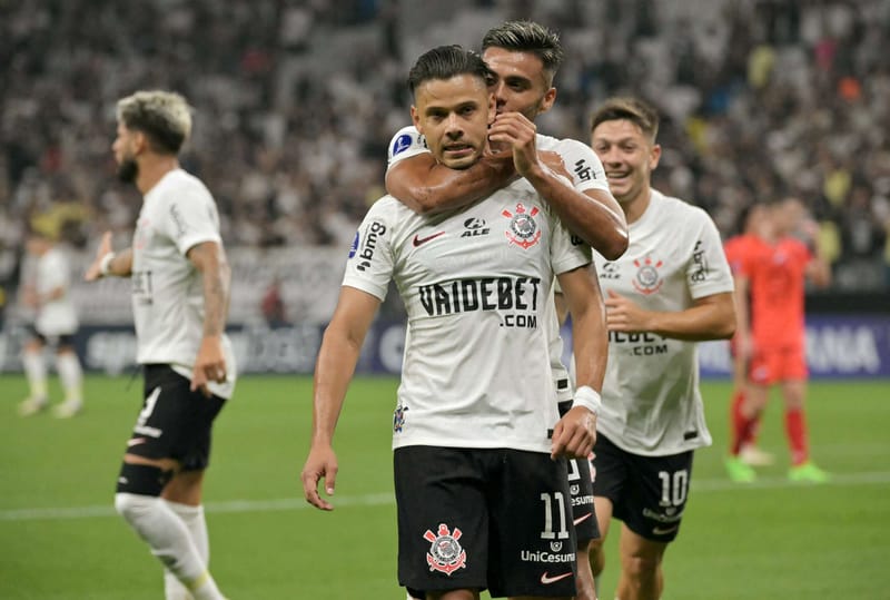 Romero comanda o passeio, e Corinthians goleia Nacional pela Sul-Americana. Veja