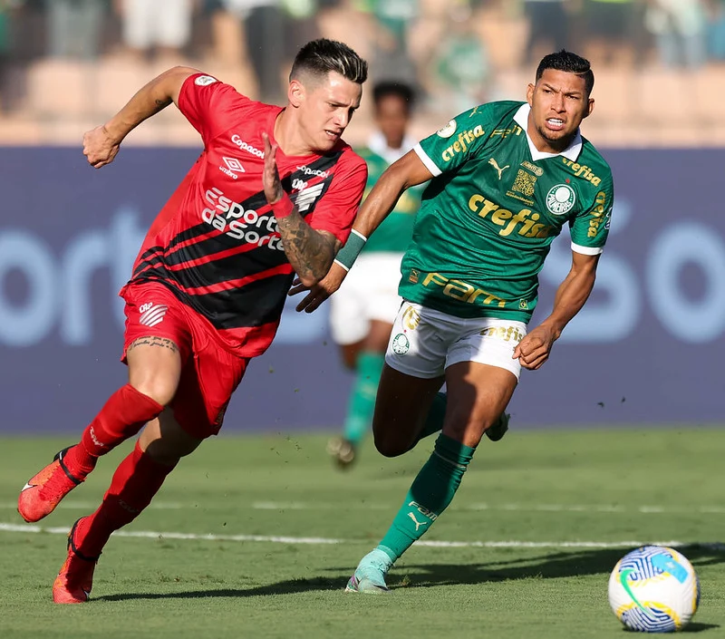 Veiga desperdiça pênalti, e Palmeiras perde do Athletico-PR com um a mais pelo Brasileirão. Veja