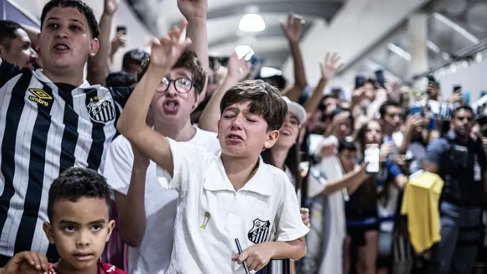 Torcida de Londrina e região lota aeroporto para receber o Santos