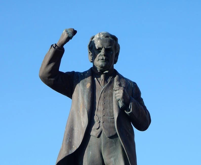 David Lloyd George Statute, Caernarfon