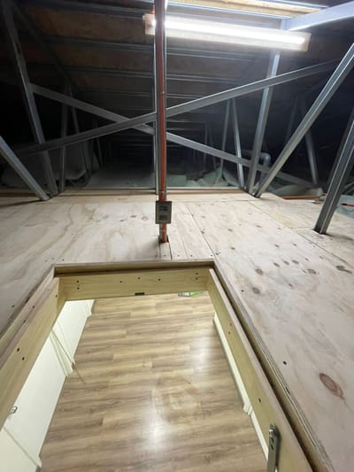 ¿Cómo iluminar tu entretecho habilitado de forma eficiente y segura?