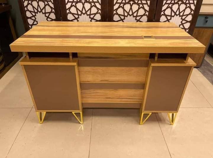 Modern Office Table – Customizable Design