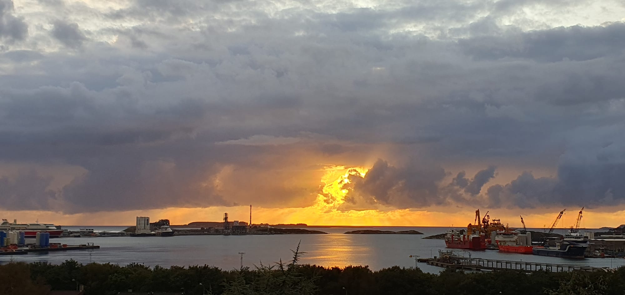 Sun and ocean Risavika harbour sept 2023
