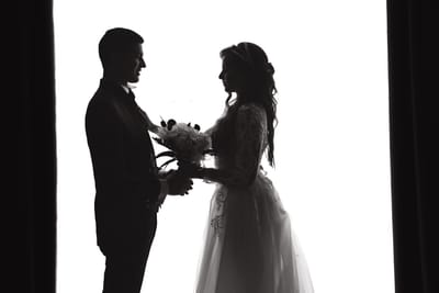 IDEI CREATIVE DE POZE PENTRU ȘEDINȚA FOTO DE NUNĂ