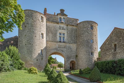 Le Château de la Cressonnière vous offre la possibilité de louer son domaine pour fêter vos réceptions familiales et vos réunions professionnelles.  Le Château de la Cressonnière trouve ses origines aux XV eme et XVI eme siècles. C’est l’un des plus anciens logis féodaux du Sud Vendéen. Son porche d’entrée qui est le plus majestueux de la Vendée  est inscrit aux Monuments Historiques. Un charme fou rempli d’histoire à proximité de VOUVANT. Les jardins s’étalent sur 10 000 m² à l’intérieur et autour du Château. La salle de l’Écurie peut accueillir jusqu’à 200 personnes suivant votre souhait d’aménagement de l’espace.