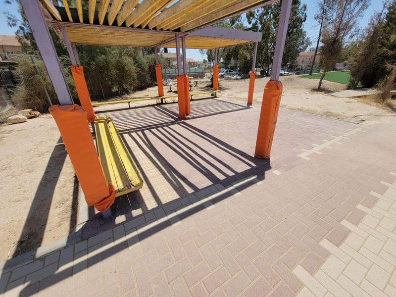 שביל, משטחי אזהרה מאבנים, רצפת אבנים משתלבות, חיפוי עמודים, סימון קווי אזהרה לנכים