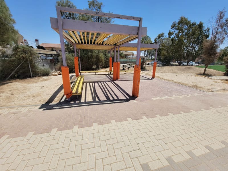 שביל, משטחי אזהרה מאבנים, רצפת אבנים משתלבות, חיפוי עמודים, סימון קווי אזהרה לנכים