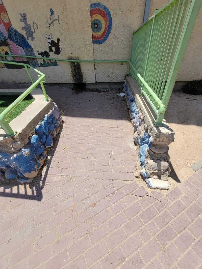 שביל, משטחי אזהרה מאבנים, רצפת אבנים משתלבות, חיפוי עמודים, סימון קווי אזהרה לנכים