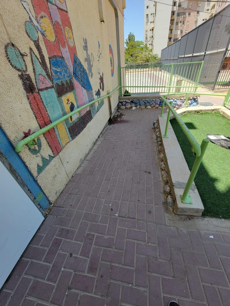 שביל, משטחי אזהרה מאבנים, רצפת אבנים משתלבות, חיפוי עמודים, סימון קווי אזהרה לנכים