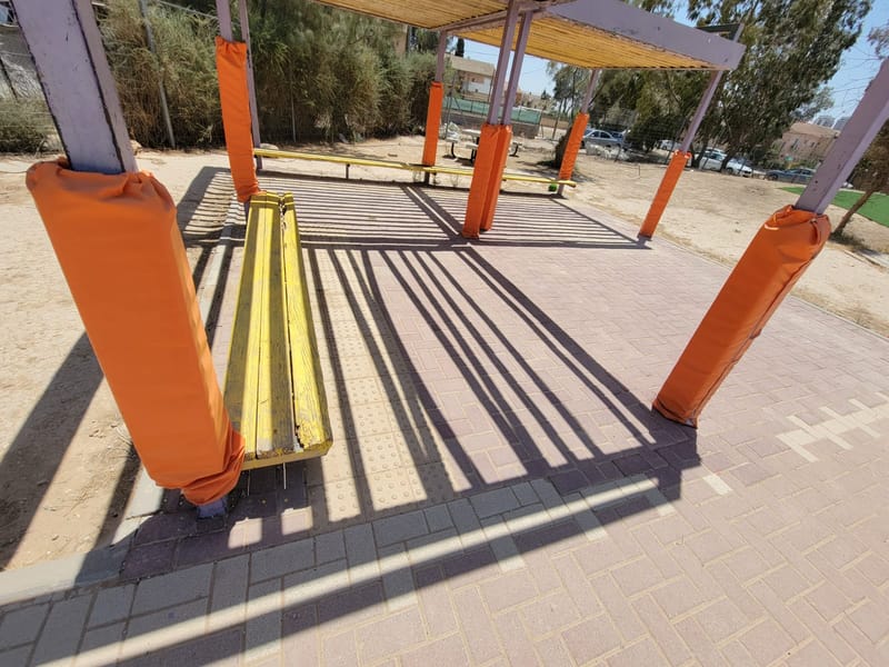 שביל, משטחי אזהרה מאבנים, רצפת אבנים משתלבות, חיפוי עמודים, סימון קווי אזהרה לנכים