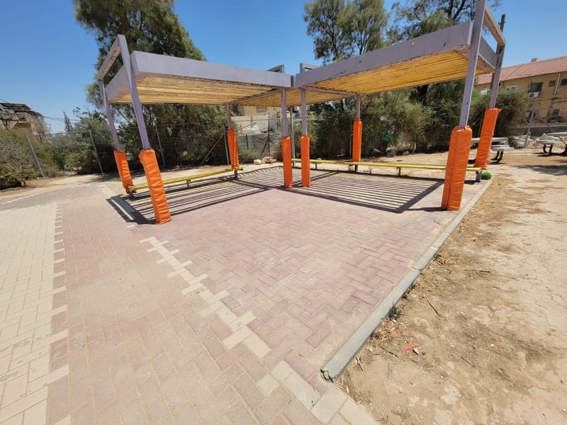 שביל, משטחי אזהרה מאבנים, רצפת אבנים משתלבות, חיפוי עמודים, סימון קווי אזהרה לנכים