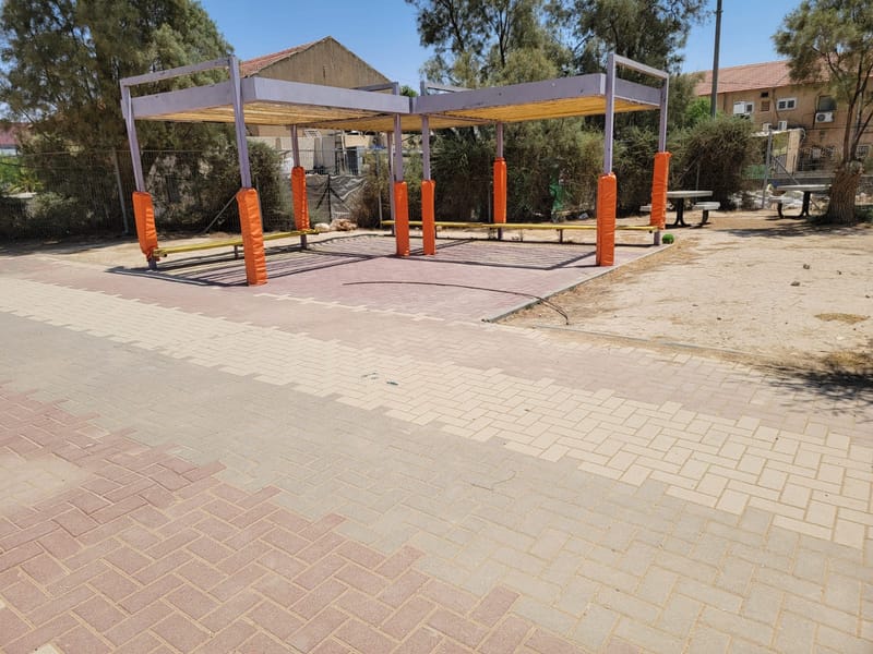 שביל, משטחי אזהרה מאבנים, רצפת אבנים משתלבות, חיפוי עמודים, סימון קווי אזהרה לנכים