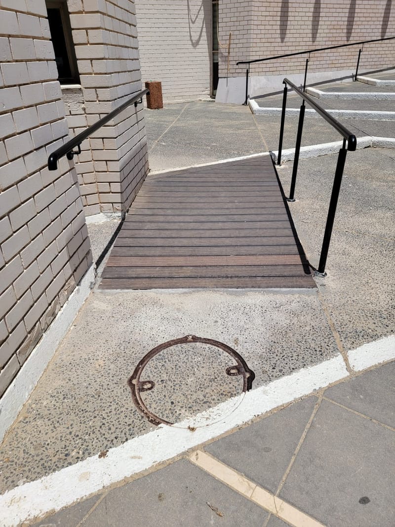 קונסרבטוריון: רמפה מעץ