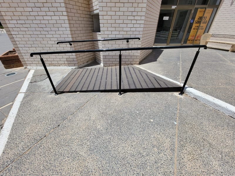 קונסרבטוריון: רמפה מעץ