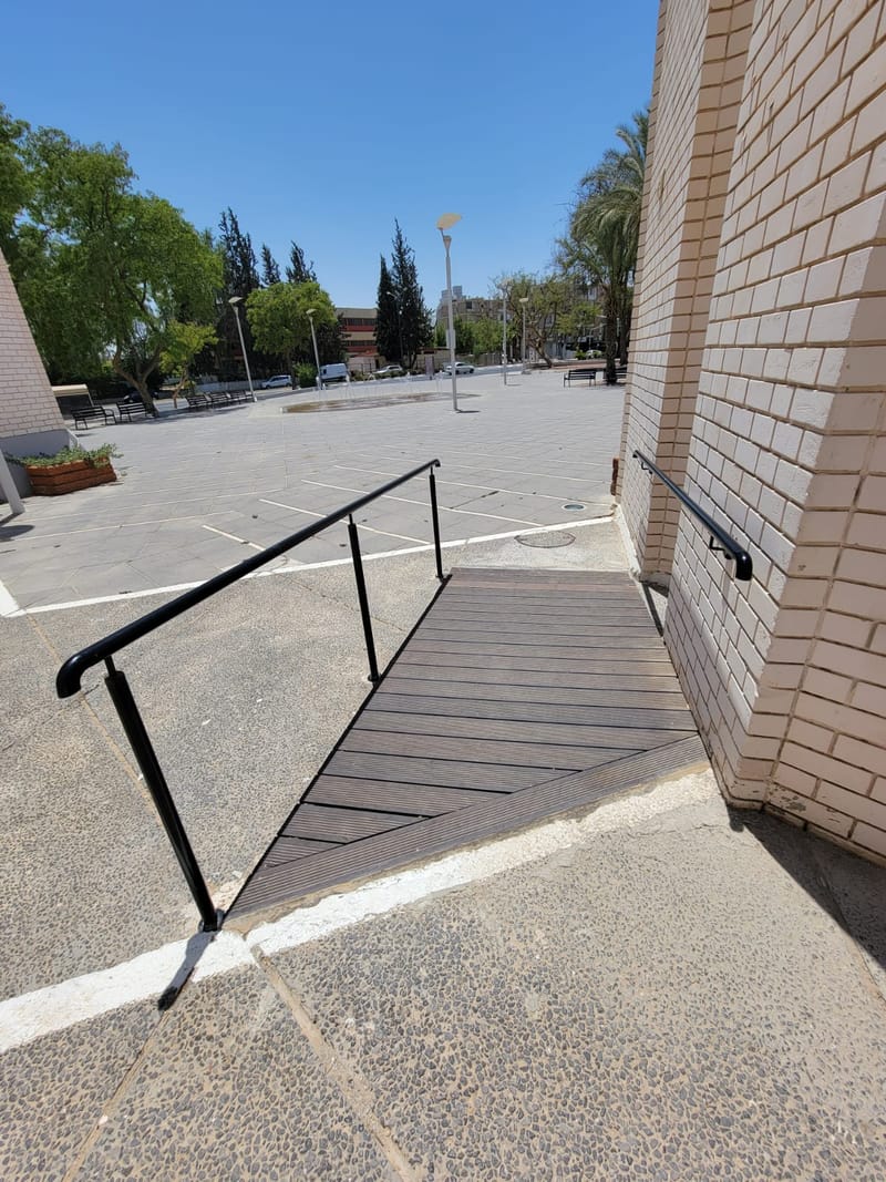 קונסרבטוריון: רמפה מעץ