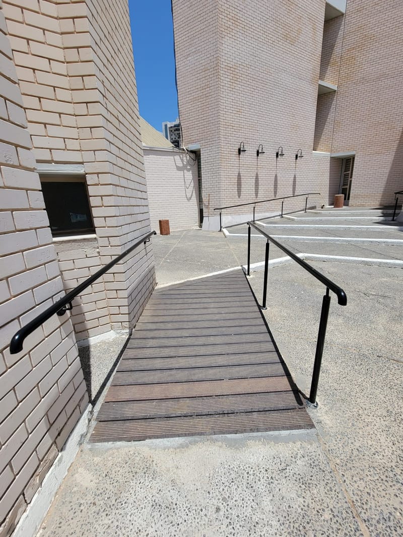 קונסרבטוריון: רמפה מעץ