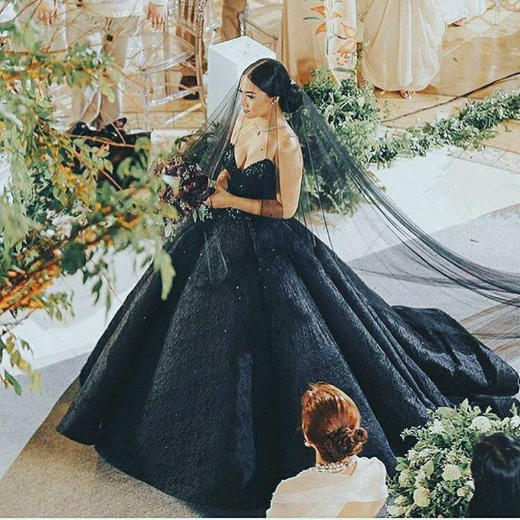 عروس بفستان أسود