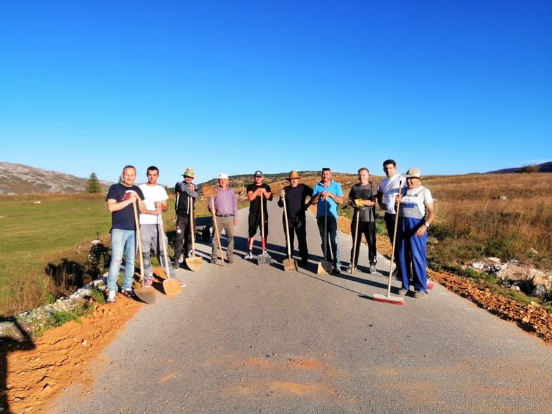 Popravljena bankina uz cestu