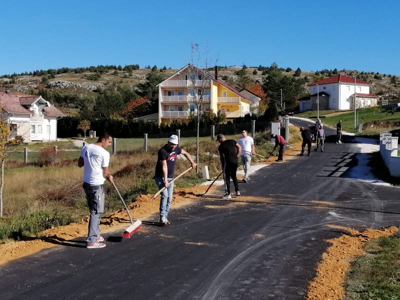 Popravljena bankina uz novo-asfaltiranu cestu