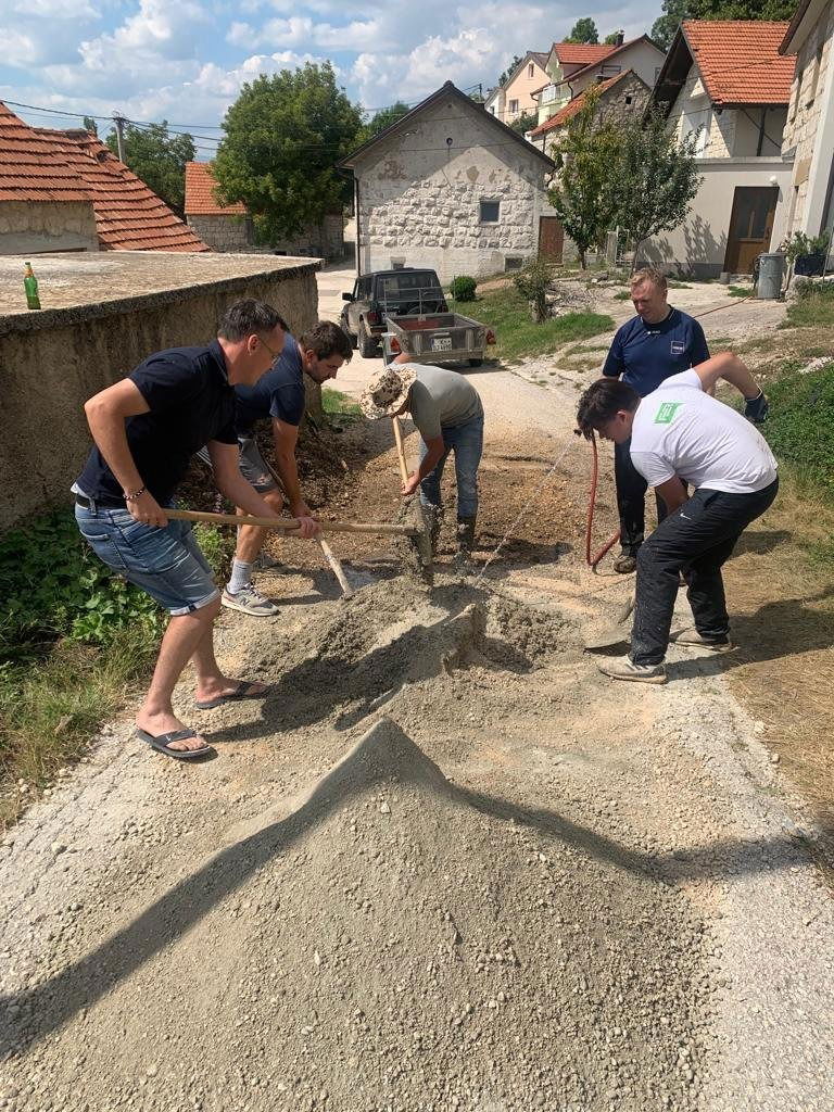 Pokošena bankina i zakrpane rupe od kopanja asfalta