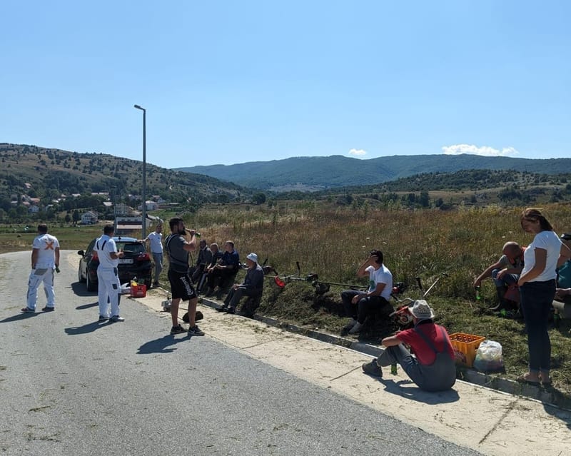 Pokošena bankina i zakrpane rupe u asfaltu