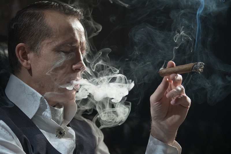 ¿Por qué los puros de tabaco a veces me secan la boca?