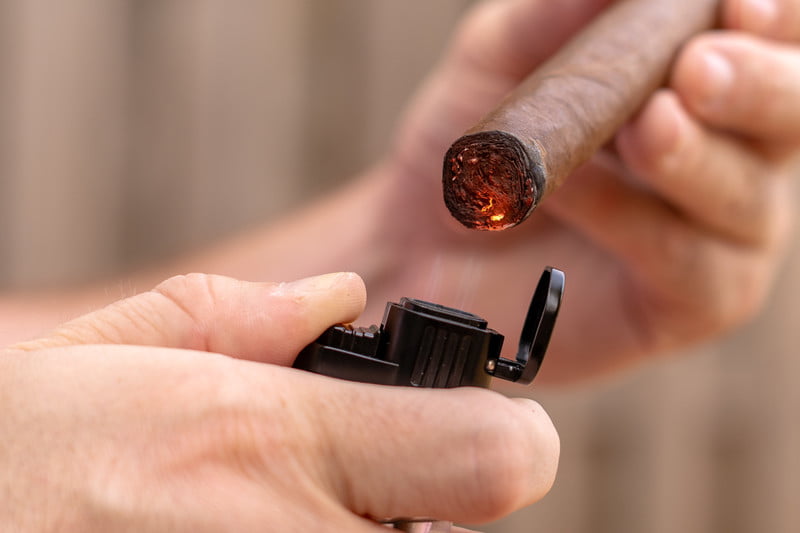 Cómo encender un puro de tabaco