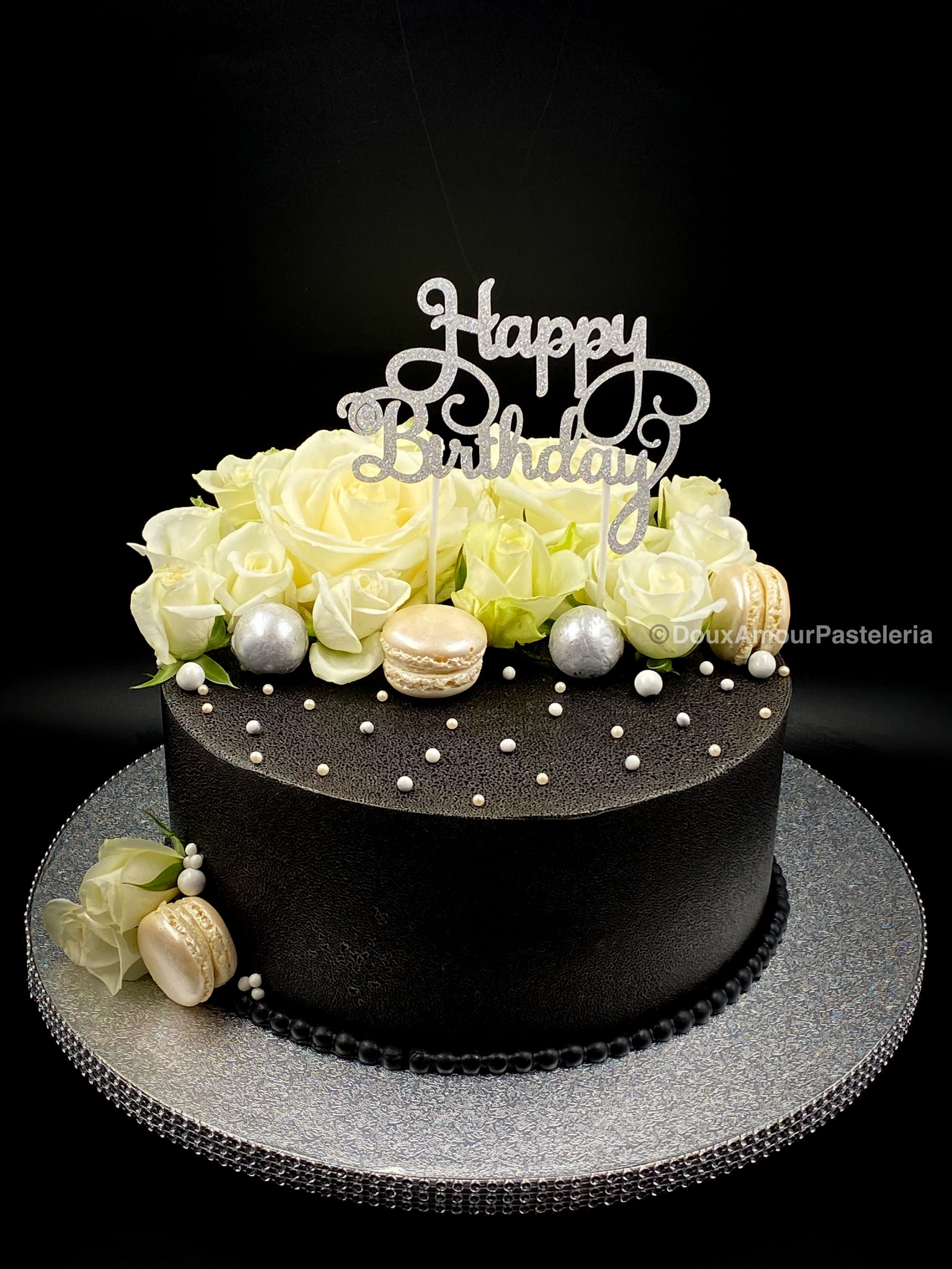 Tarta decoración en negro con flores blancas
