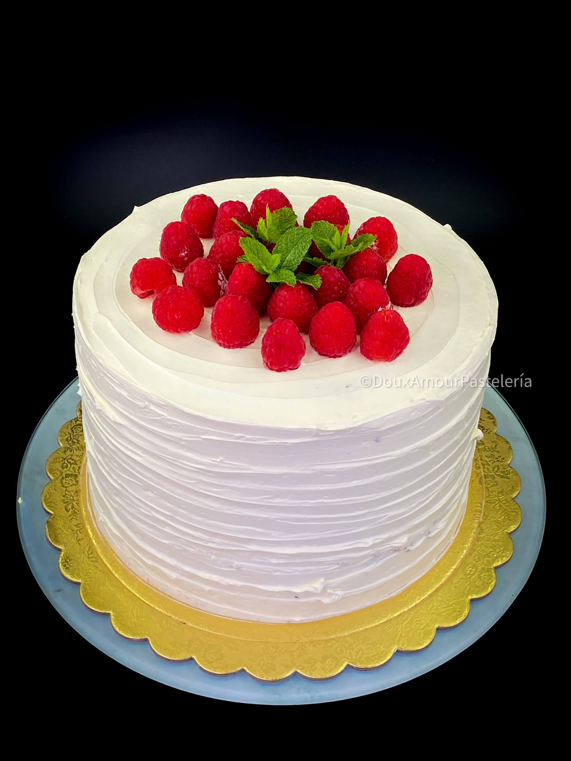 Tarta Tres Leches con Frambuesas