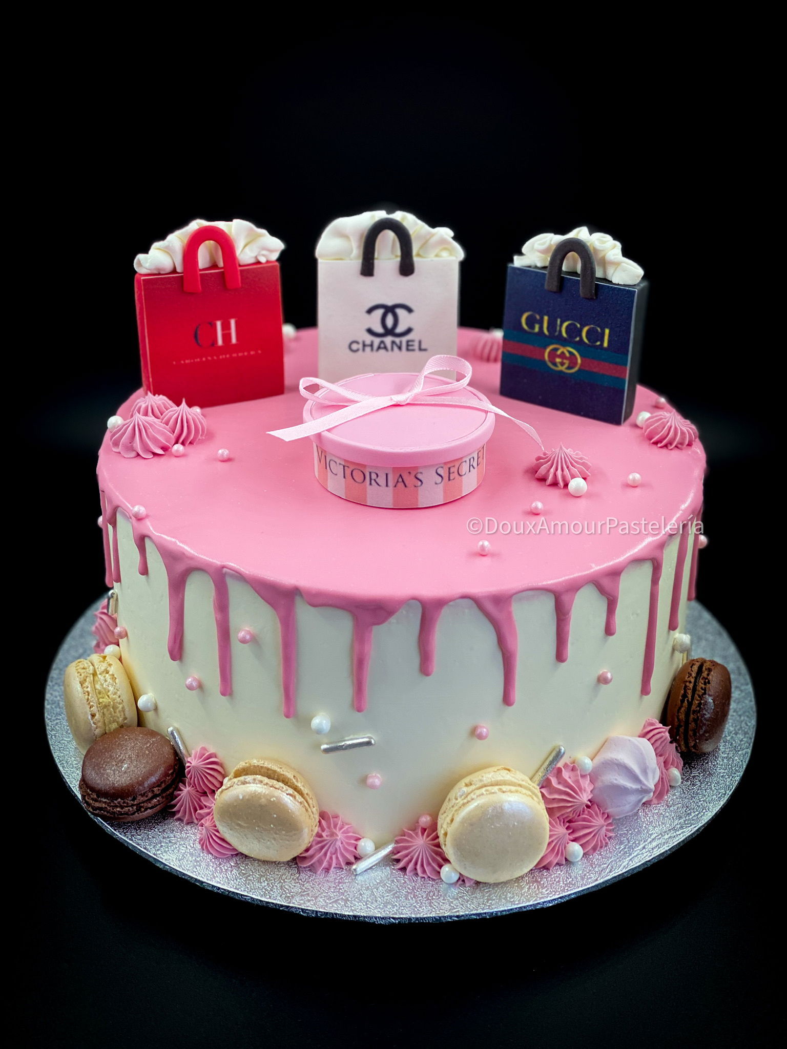 Drip Cake rosa y bolsas de marca