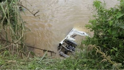 หนุ่มขับเก๋งพุ่งตกแม่น้ำสวีจมทั้งคัน ทุบกระจกหนีรอดตายหวุดหวิด ยืนยันไม่ได้เมา  image