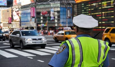 How Traffic Controller Security Guards Manage Traffic Flow Effectively?