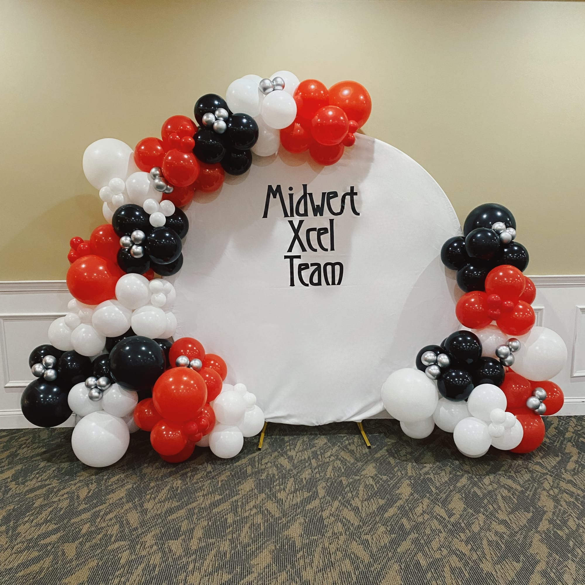 10Ft Garland on a White Round Backdrop